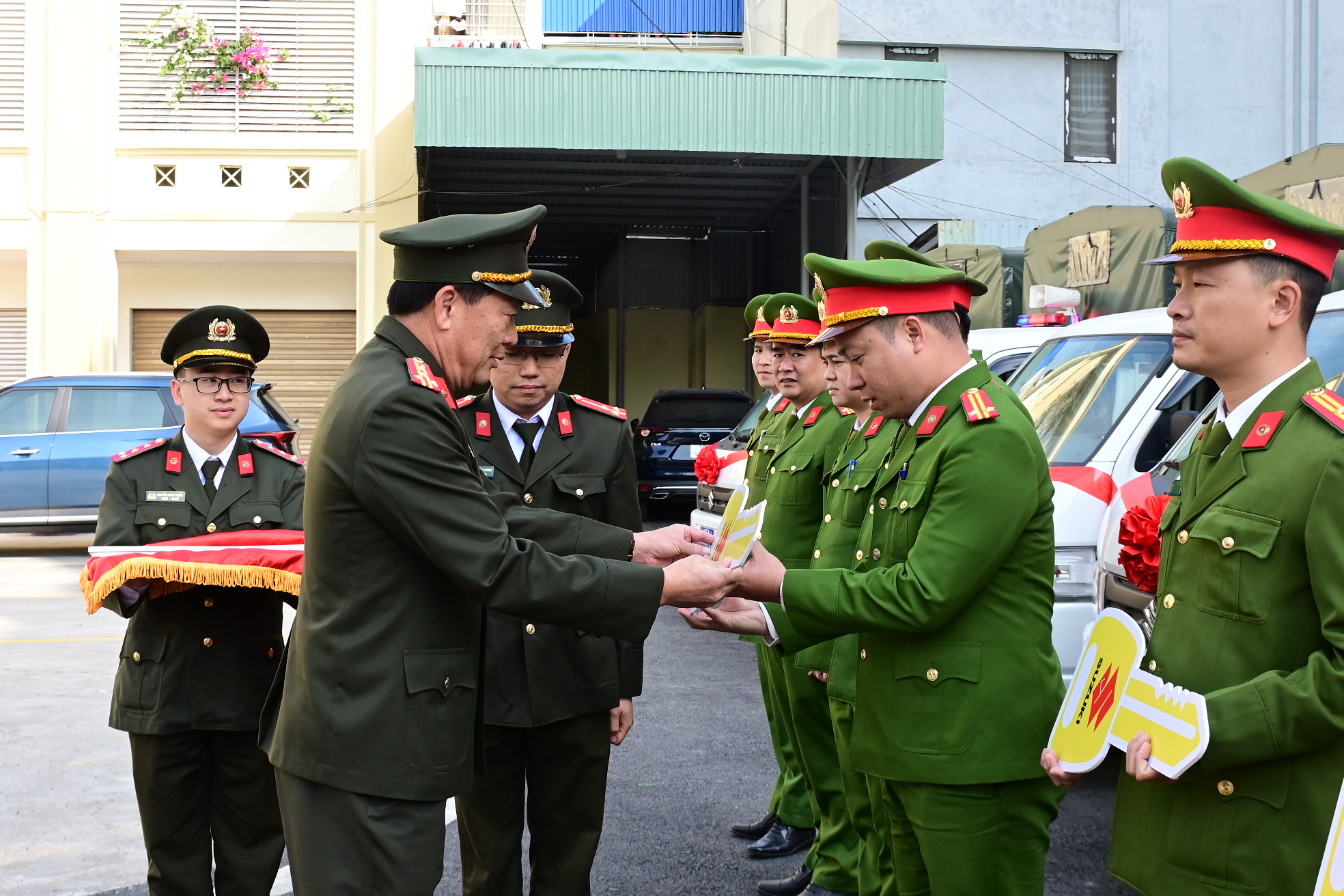 Bàn giao xe ô tô tải đảm bảo ANTT cho 9 Công an phường điển hình, kiểu mẫu về ANTT và văn minh đô thị